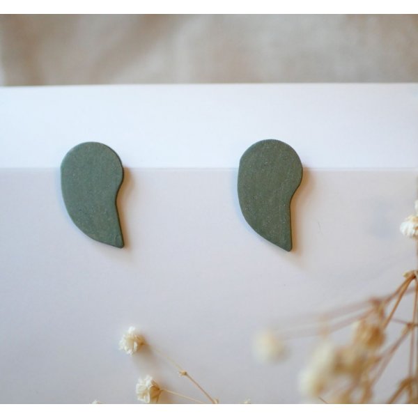 Metallic grijs-groen hout grafische oorbellen