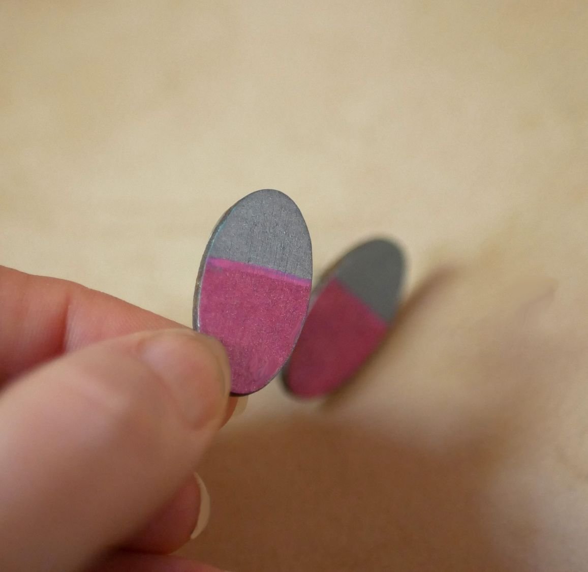 Ovale houten oorbellen beschilderd in fuchsia en grijs metallic effect