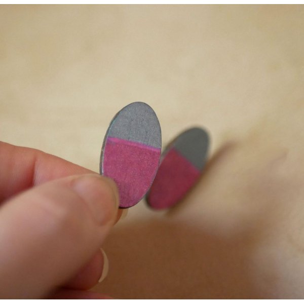 Ovale houten oorbellen beschilderd in fuchsia en grijs metallic effect
