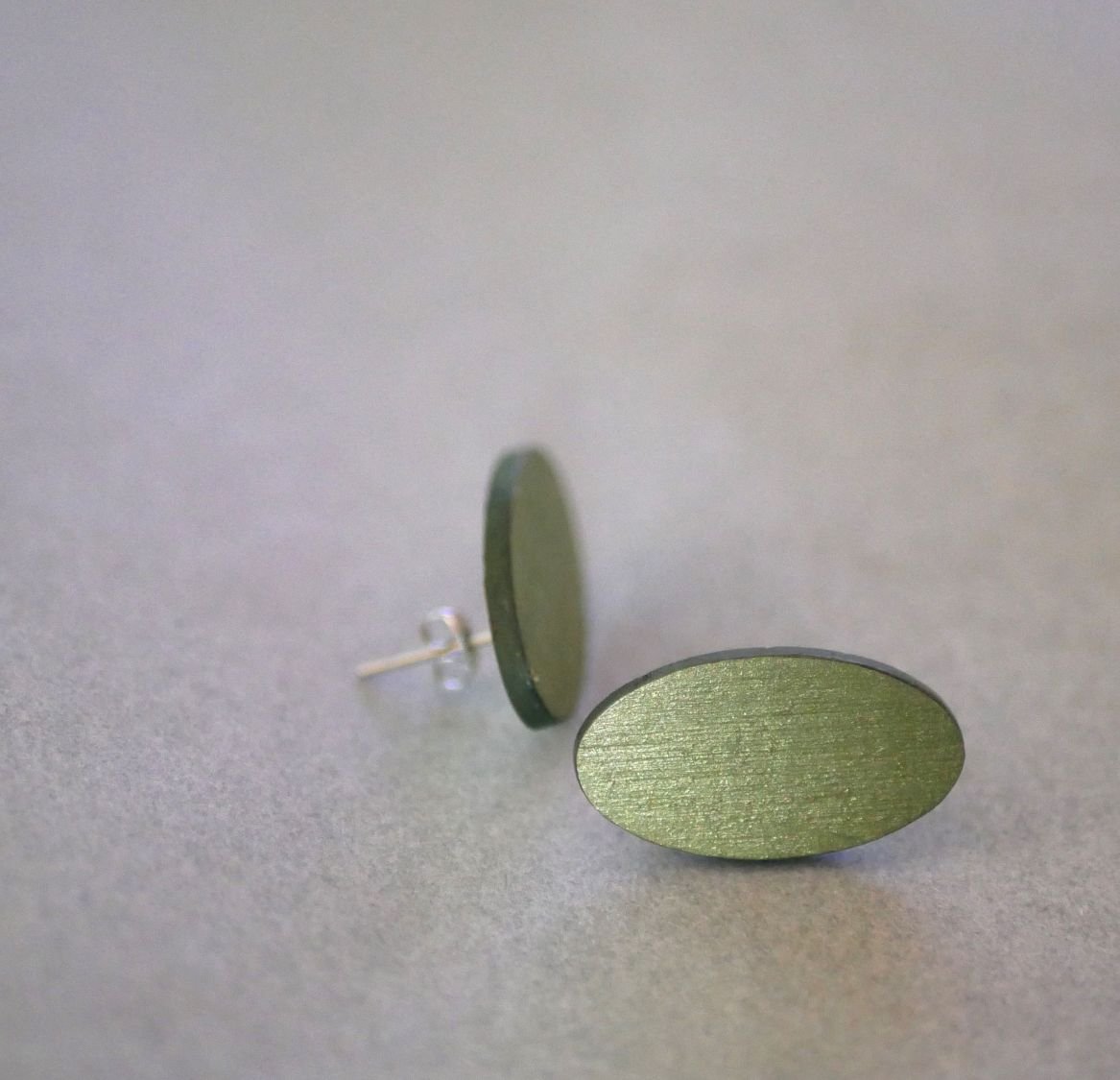 Ovale houten oorbellen geschilderd in een duo van groen met een metallic effect