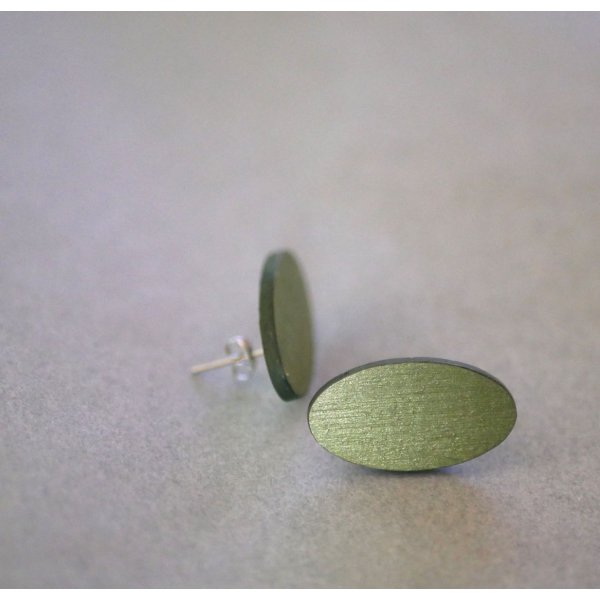 Ovale houten oorbellen geschilderd in een duo van groen met een metallic effect
