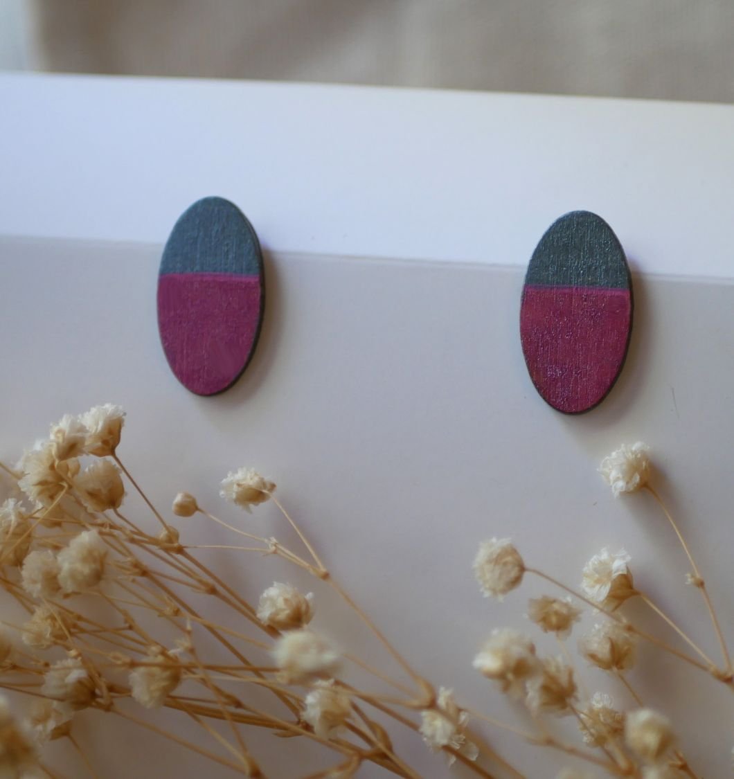 Ovale houten oorbellen beschilderd in fuchsia en grijs metallic effect