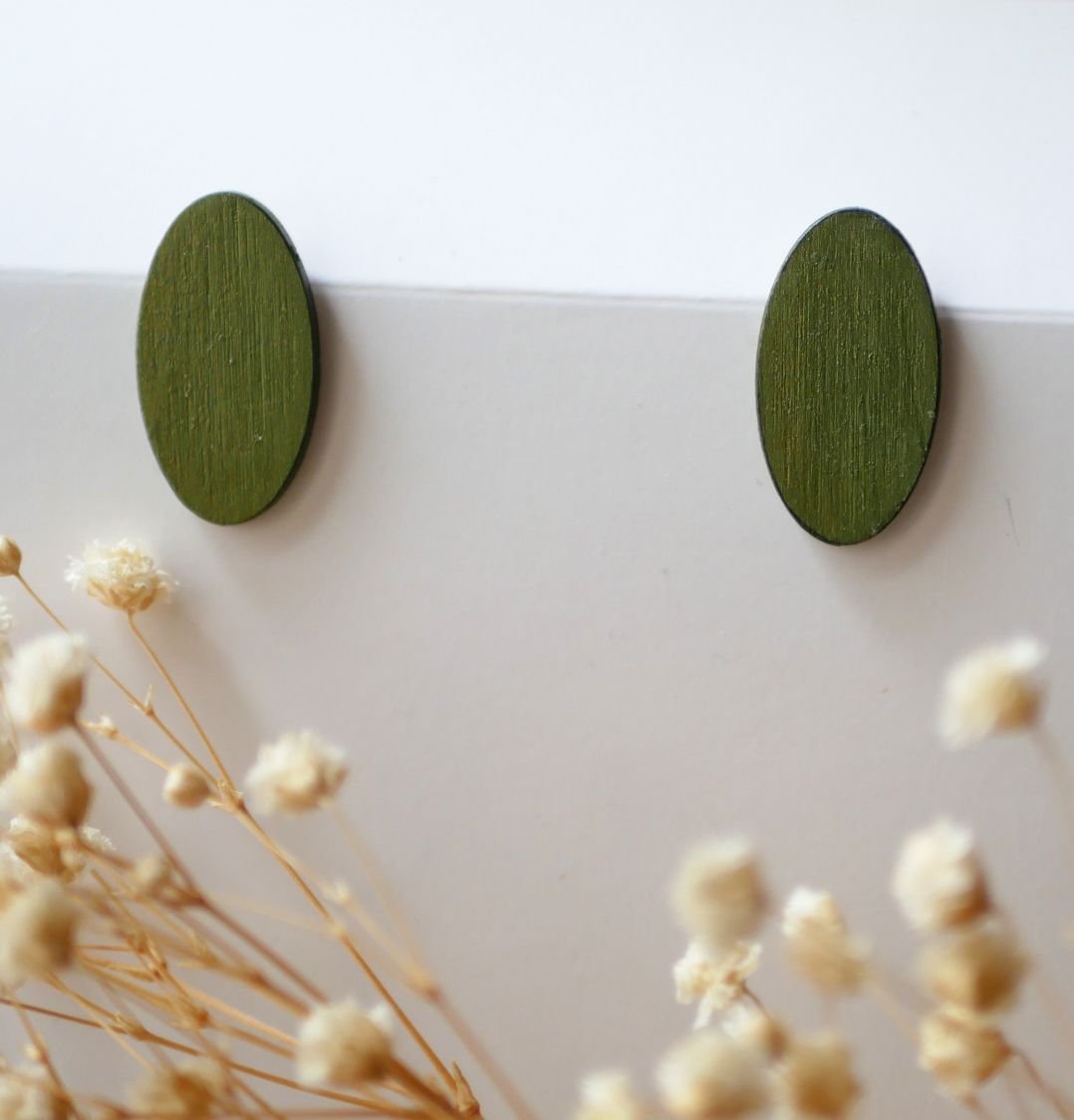Ovale houten oorbellen geschilderd in een duo van groen met een metallic effect