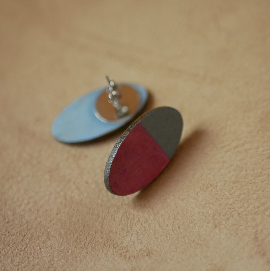 Ovale houten oorbellen beschilderd in fuchsia en grijs metallic effect
