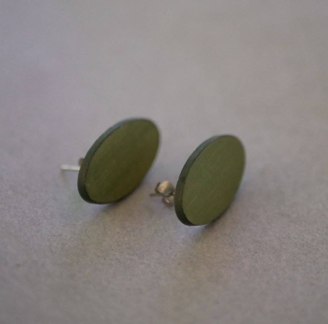 Ovale houten oorbellen geschilderd in een duo van groen met een metallic effect