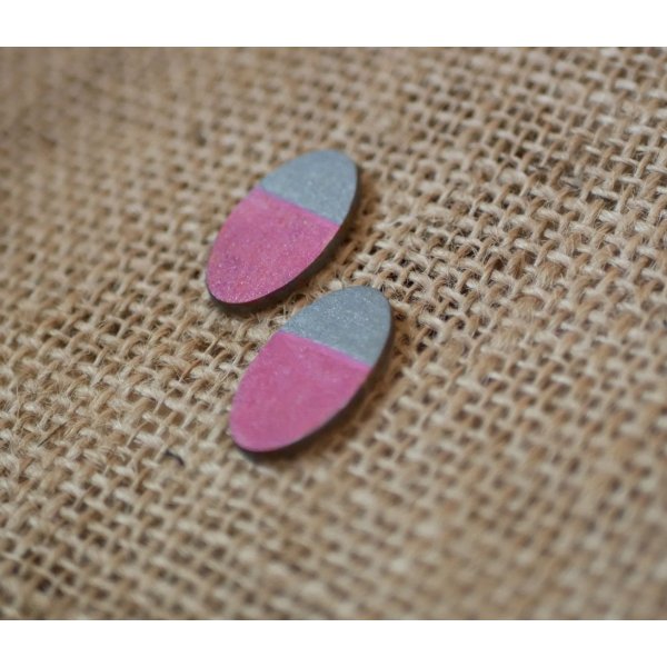 Ovale houten oorbellen beschilderd in fuchsia en grijs metallic effect