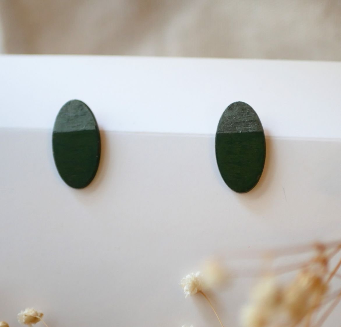 Ovale houten oorbellen beschilderd in groen en grijs duo metallic effect