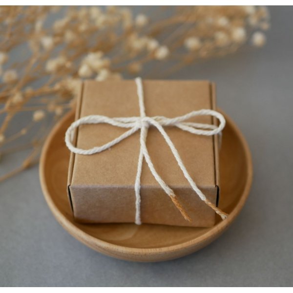 Ovale oorbellen in grijs geschilderd hout met metaaleffect