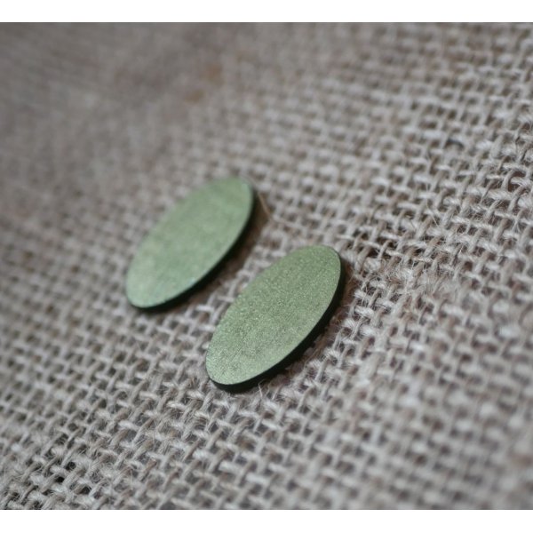 Ovale houten oorbellen geschilderd in een duo van groen met een metallic effect