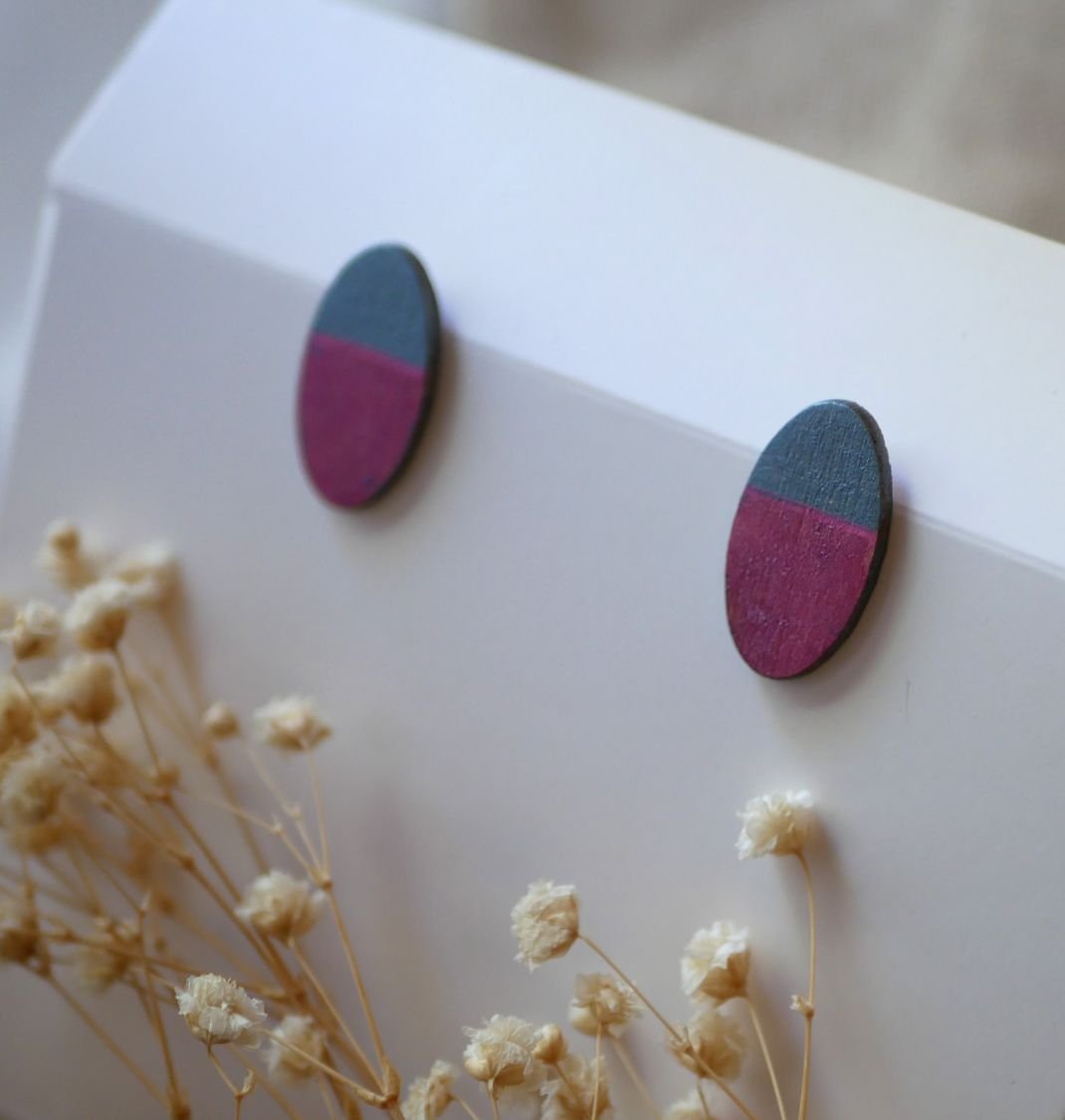 Ovale houten oorbellen beschilderd in fuchsia en grijs metallic effect