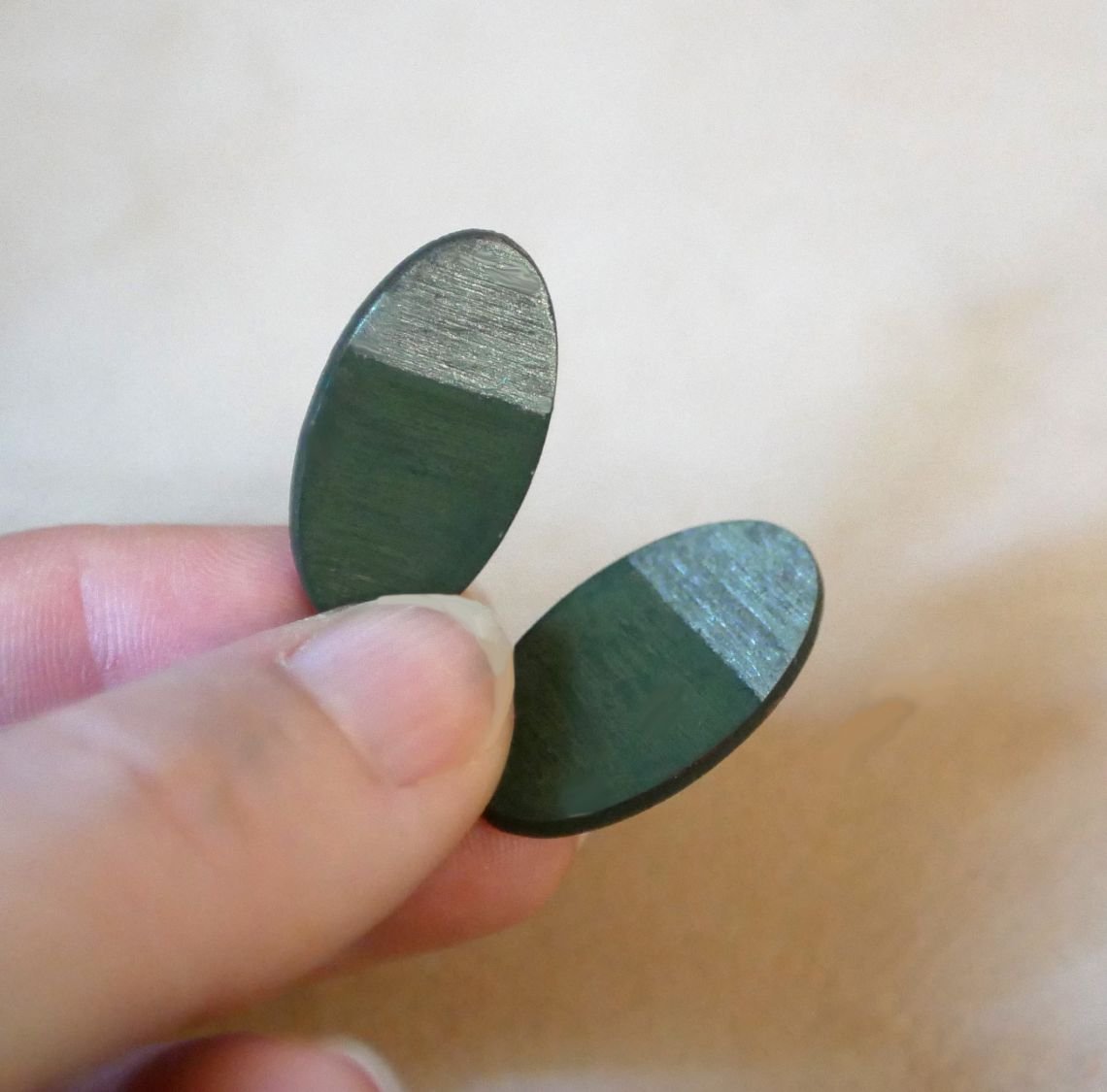 Ovale houten oorbellen beschilderd in groen en grijs duo metallic effect