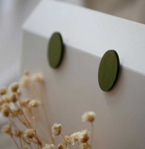 Ovale houten oorbellen geschilderd in een duo van groen met een metallic effect