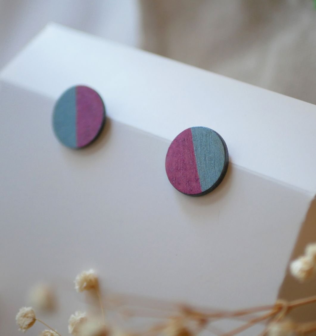Ronde houten oorbellen beschilderd in grijs en fuchsia duo metallic effect