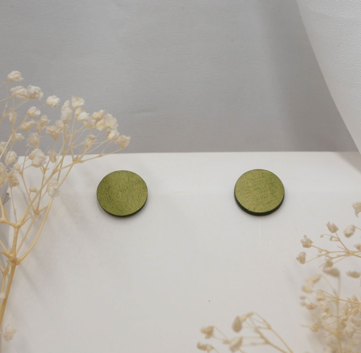 Ronde houten oorbellen geverfd in groen metallic effect