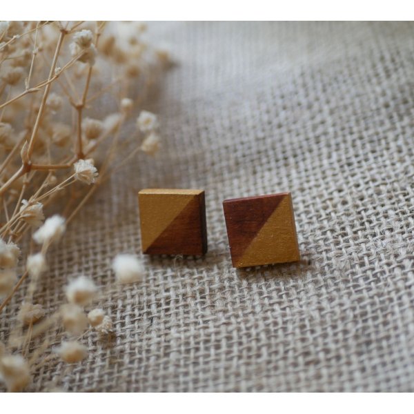 Ronde oorbellen in kersenhout beschilderd in goud