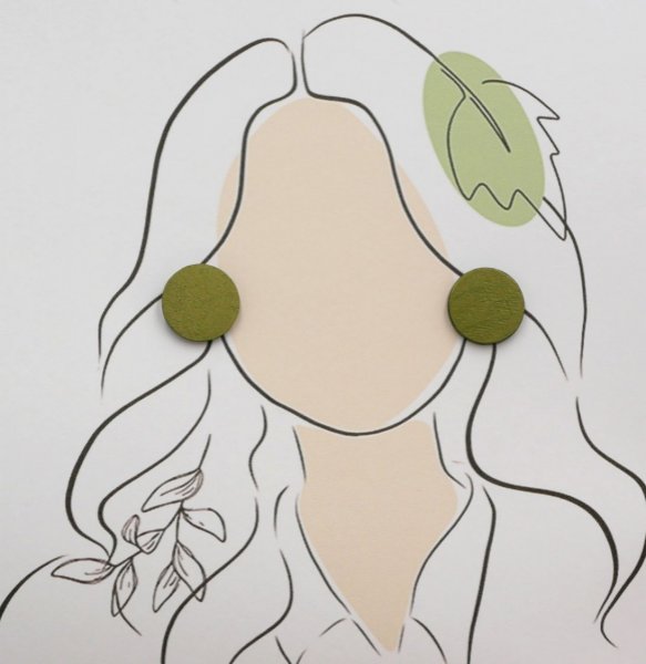 Ronde houten oorbellen geverfd in groen metallic effect