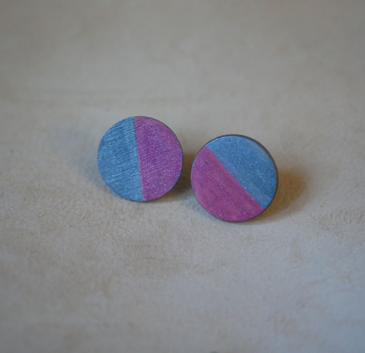 Ronde houten oorbellen beschilderd in grijs en fuchsia duo metallic effect