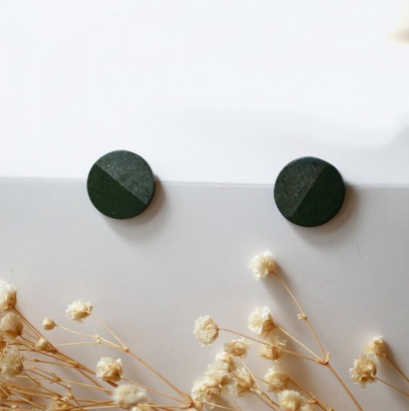 Ronde houten oorbellen beschilderd in donkergroen en grijs metallic effect