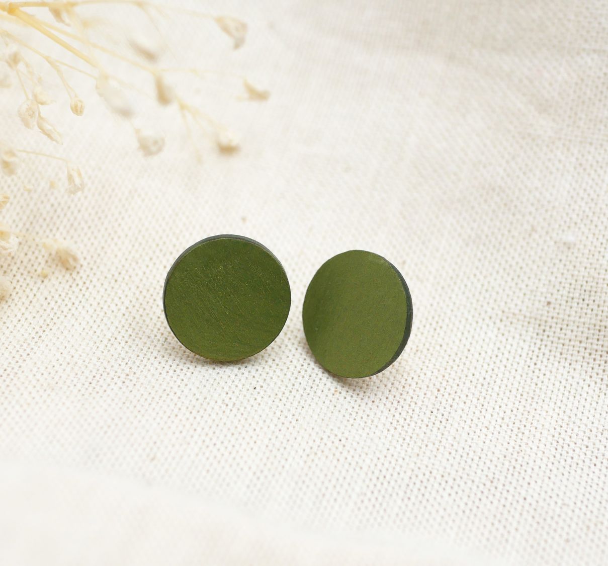 Ronde houten oorbellen geverfd in groen metallic effect
