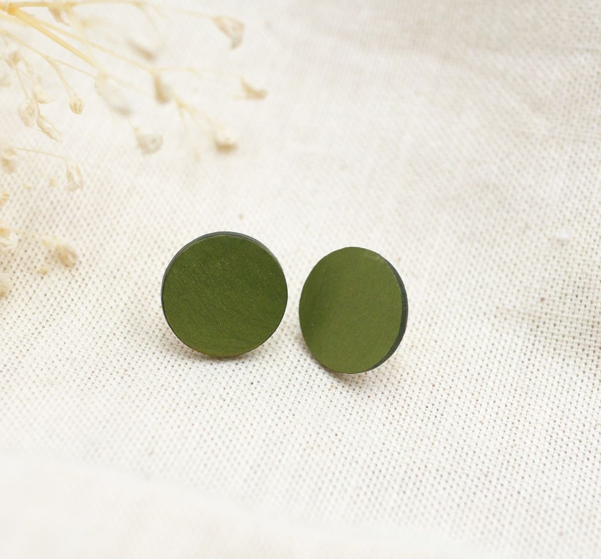 Ronde houten oorbellen geverfd in groen metallic effect