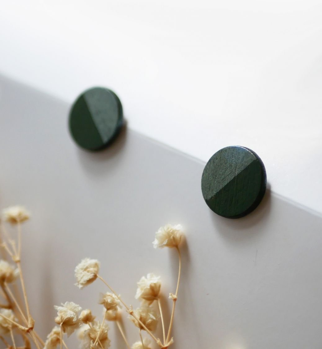 Ronde houten oorbellen beschilderd in donkergroen en grijs metallic effect