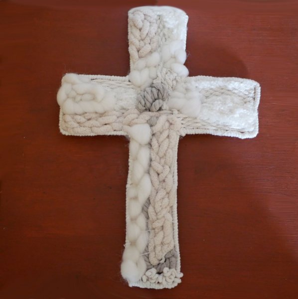 D&eacute;coration croix chr&eacute;tienne au tissage de laines blanches et beiges