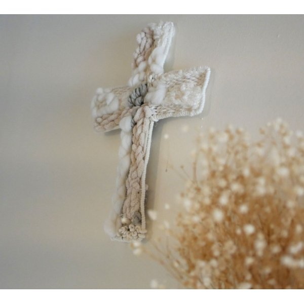 D&eacute;coration croix chr&eacute;tienne au tissage de laines blanches et beiges