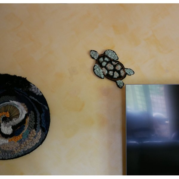 D&eacute;coration Tortue marine en tissage de laine noir et vert