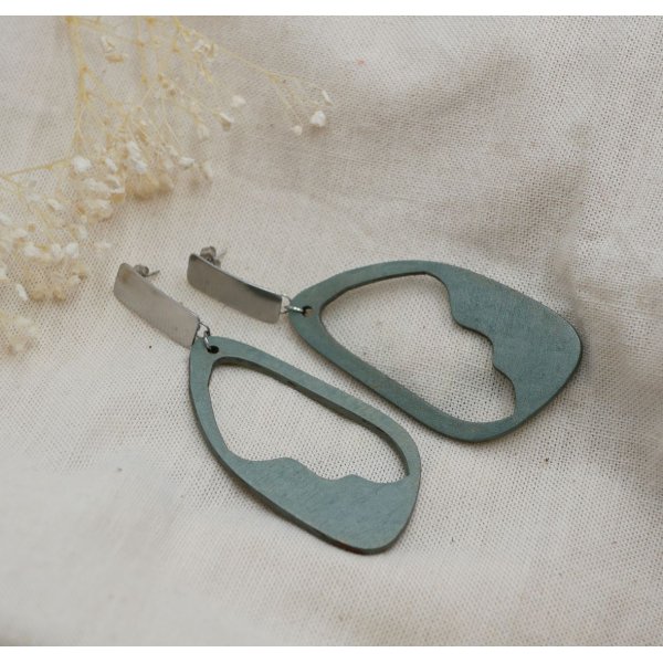 Grote houten oorbellen, groen of grijs geschilderd