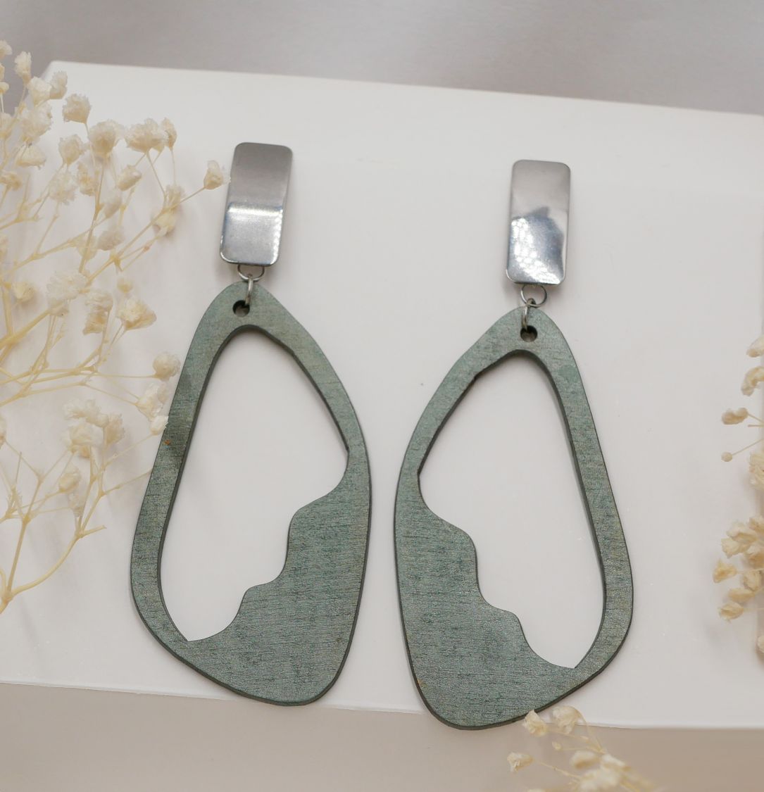 Grote houten oorbellen, groen of grijs geschilderd