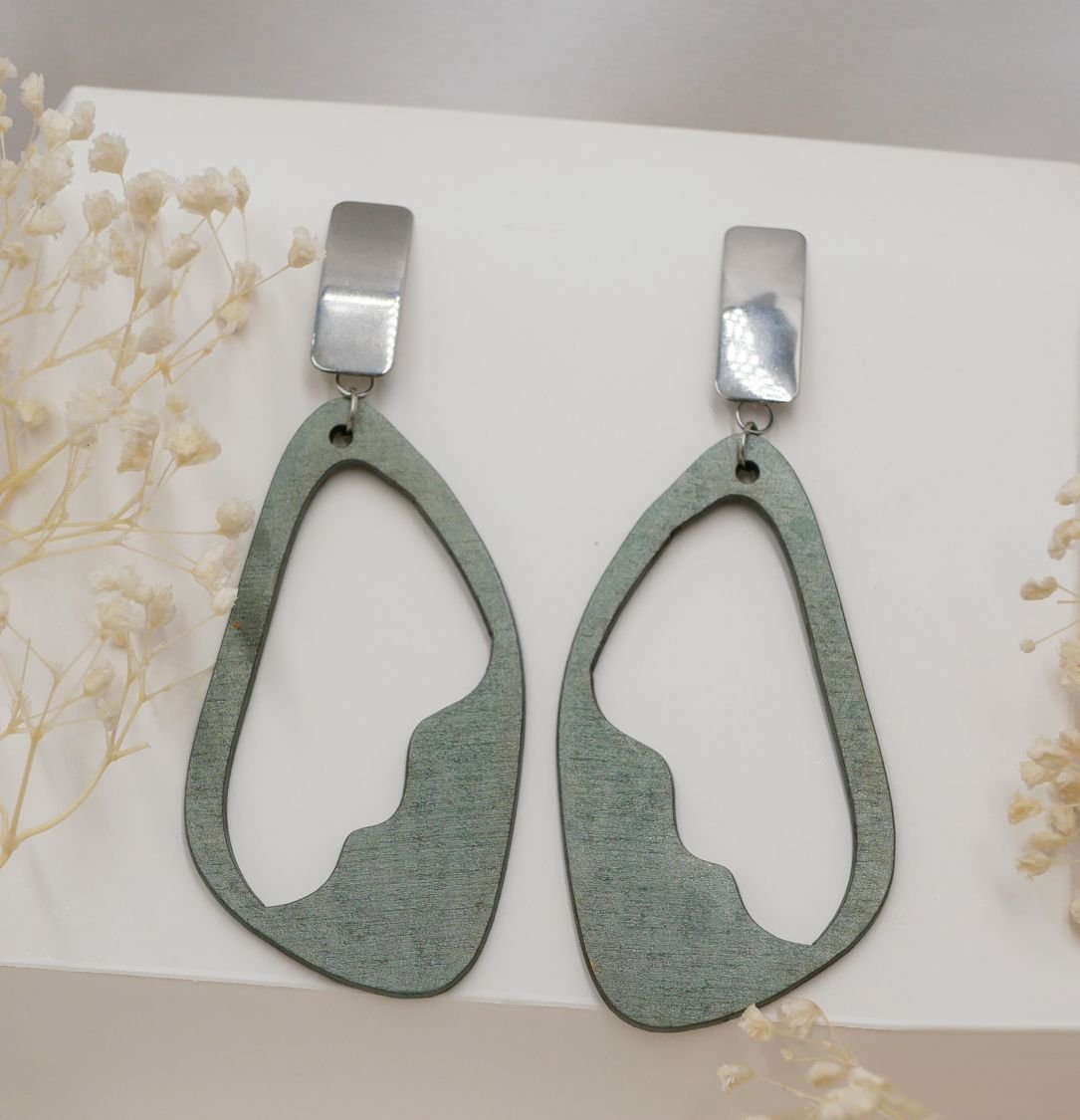 Grote houten oorbellen, groen of grijs geschilderd