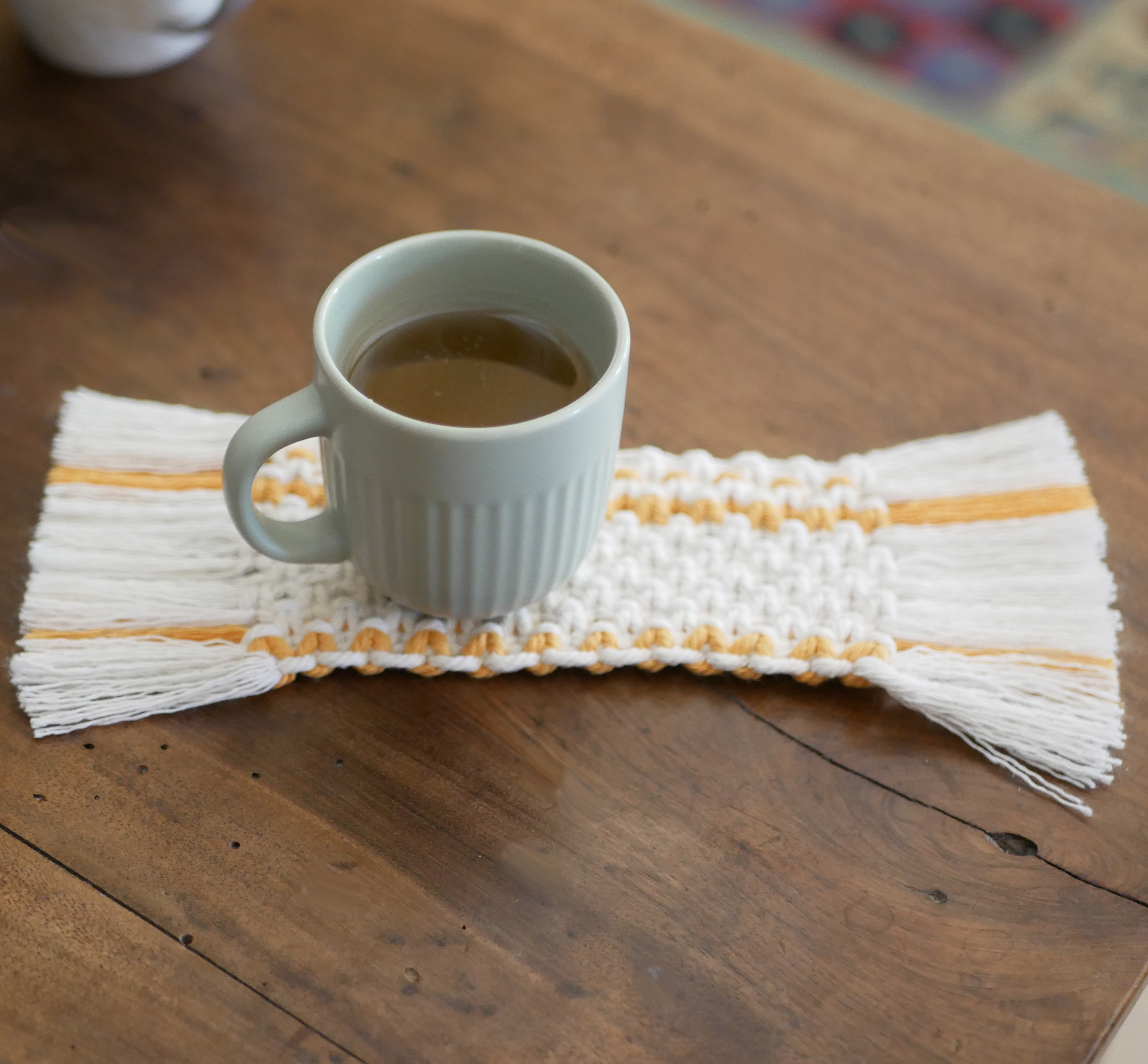 Mini tapis rectangulaire en macram&eacute; &eacute;cru et orange pour dessous de tasse