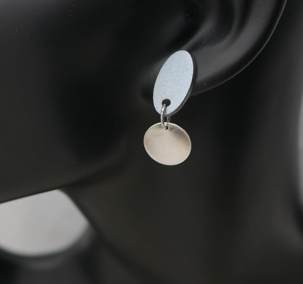 Kleine geometrische houten oorbellen in blauw grijs zilver 