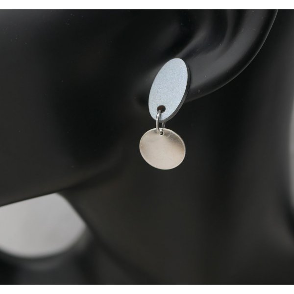 Kleine geometrische houten oorbellen in blauw grijs zilver 