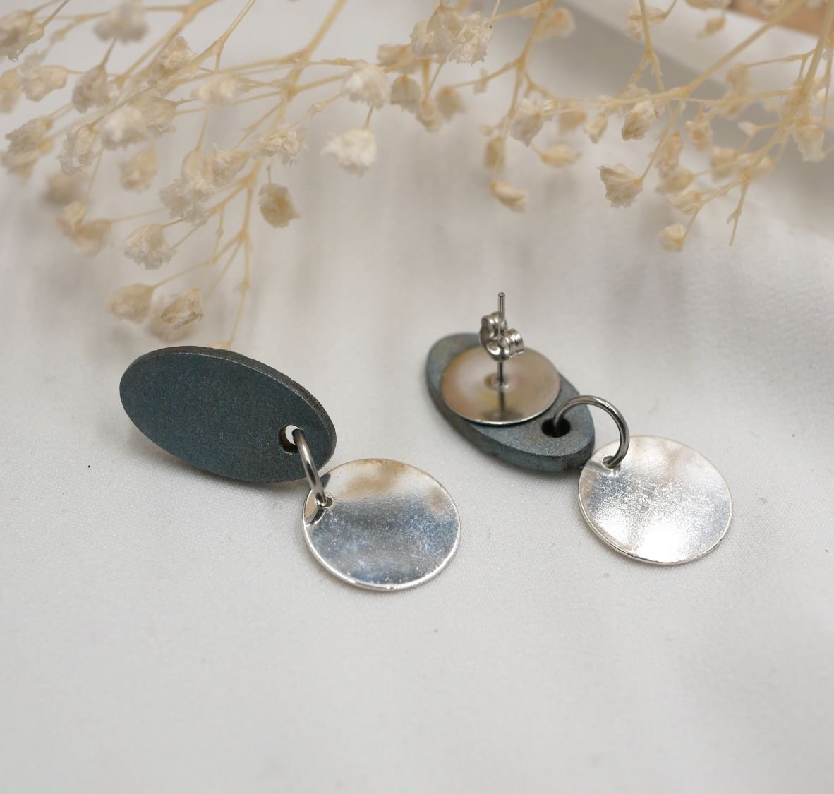 Kleine geometrische houten oorbellen in blauw grijs zilver 