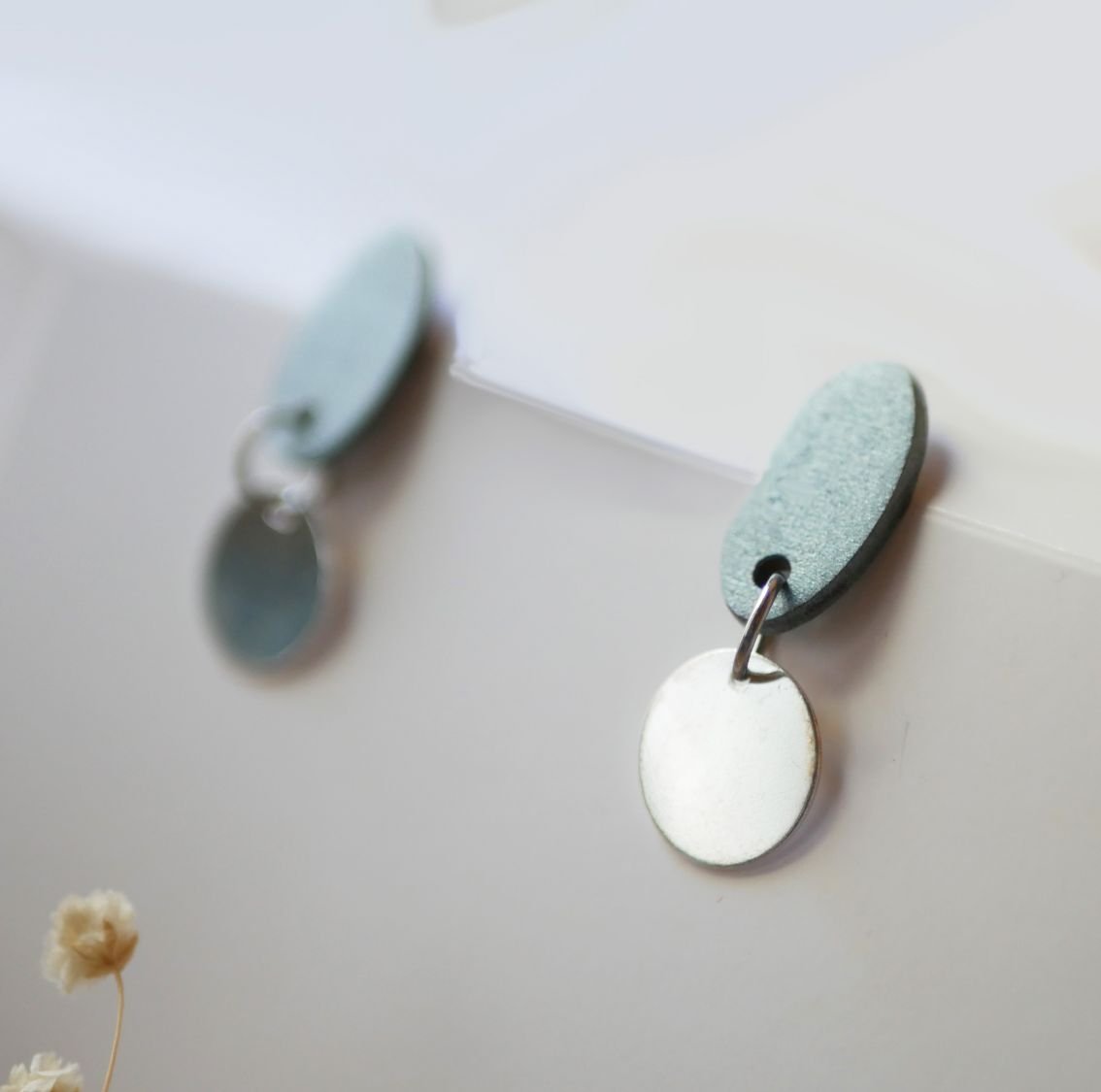 Kleine geometrische houten oorbellen in blauw grijs zilver 