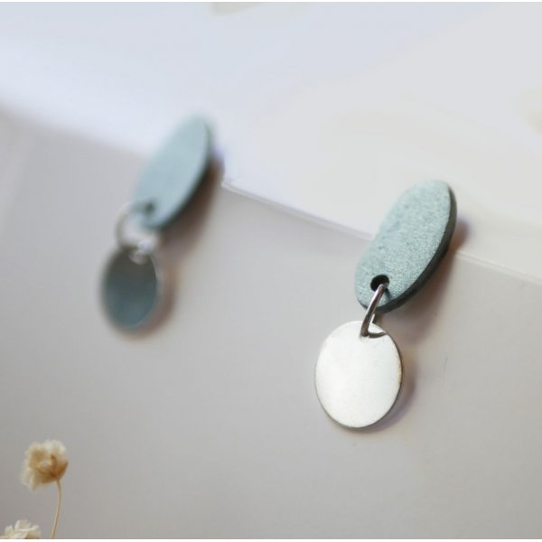 Kleine geometrische houten oorbellen in blauw grijs zilver 