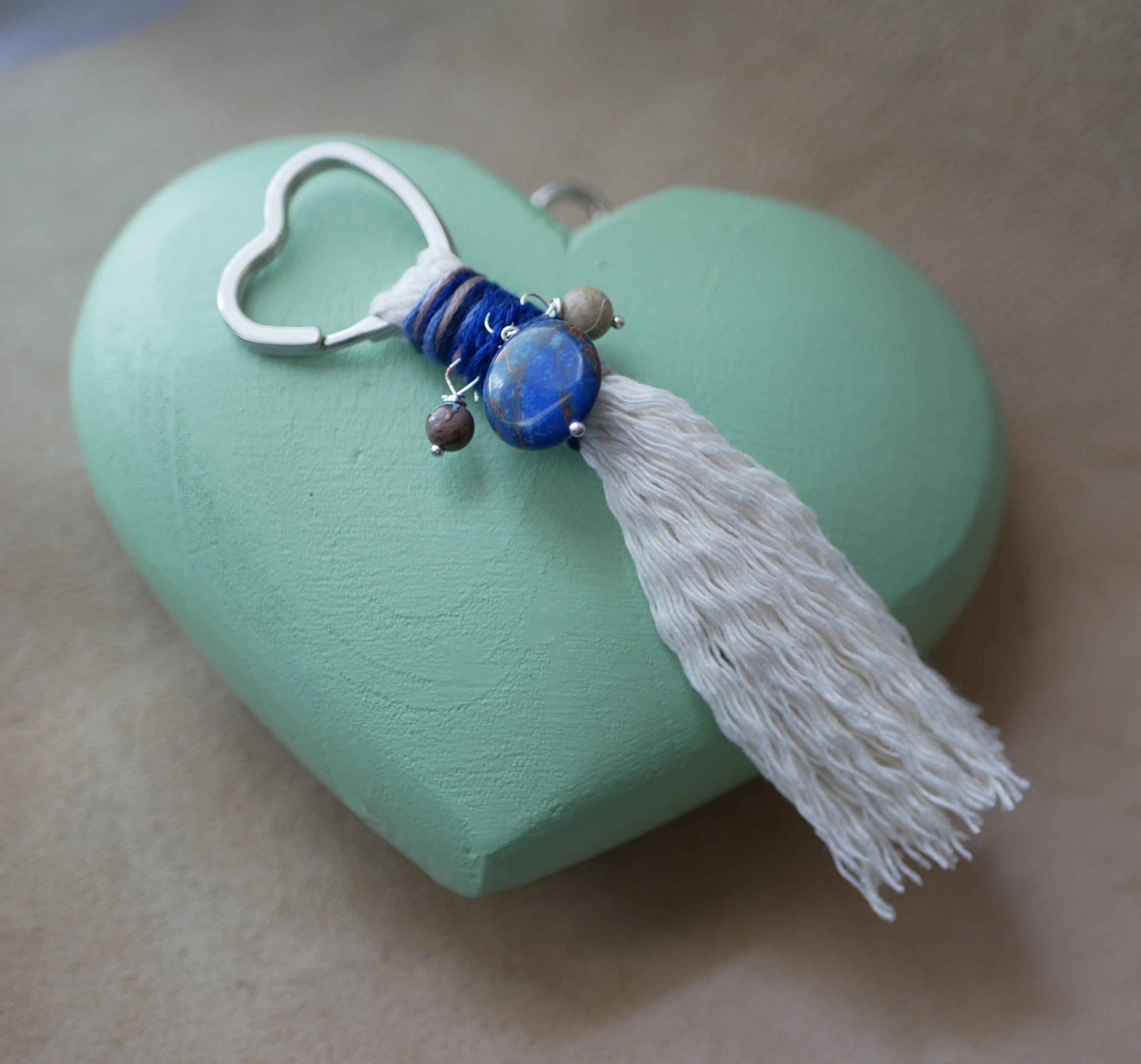 Porte-cl&eacute;s coeur en macram&eacute; et pierre de gemme bleue 