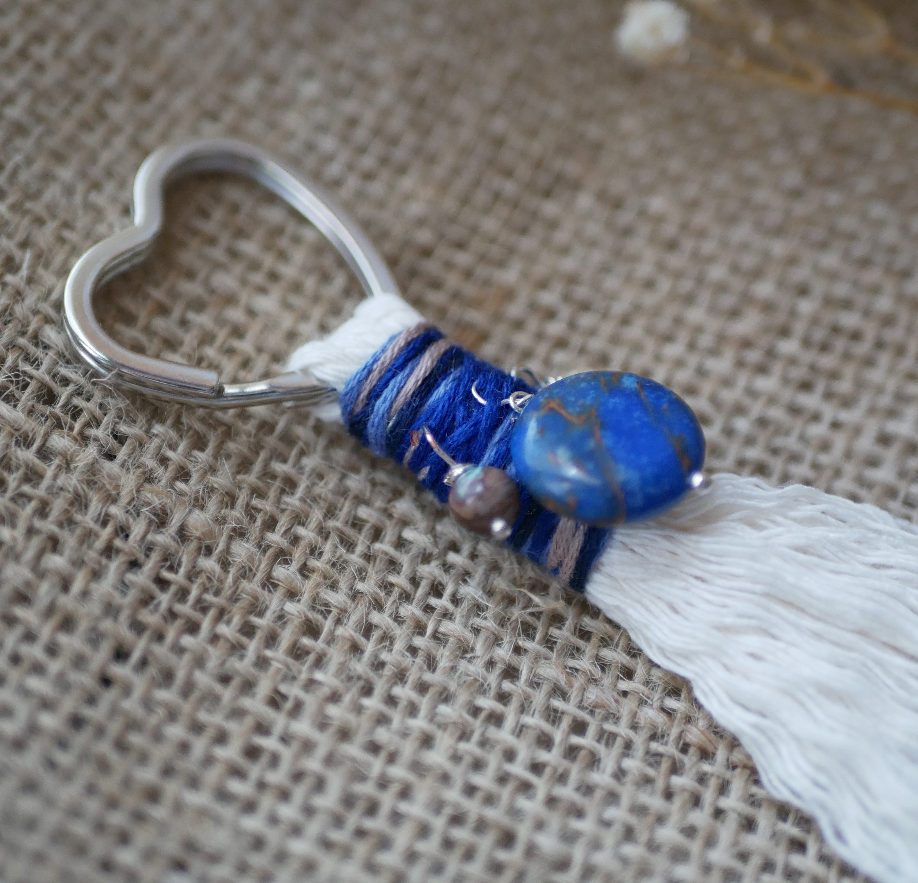 Porte-cl&eacute;s coeur en macram&eacute; et pierre de gemme bleue 