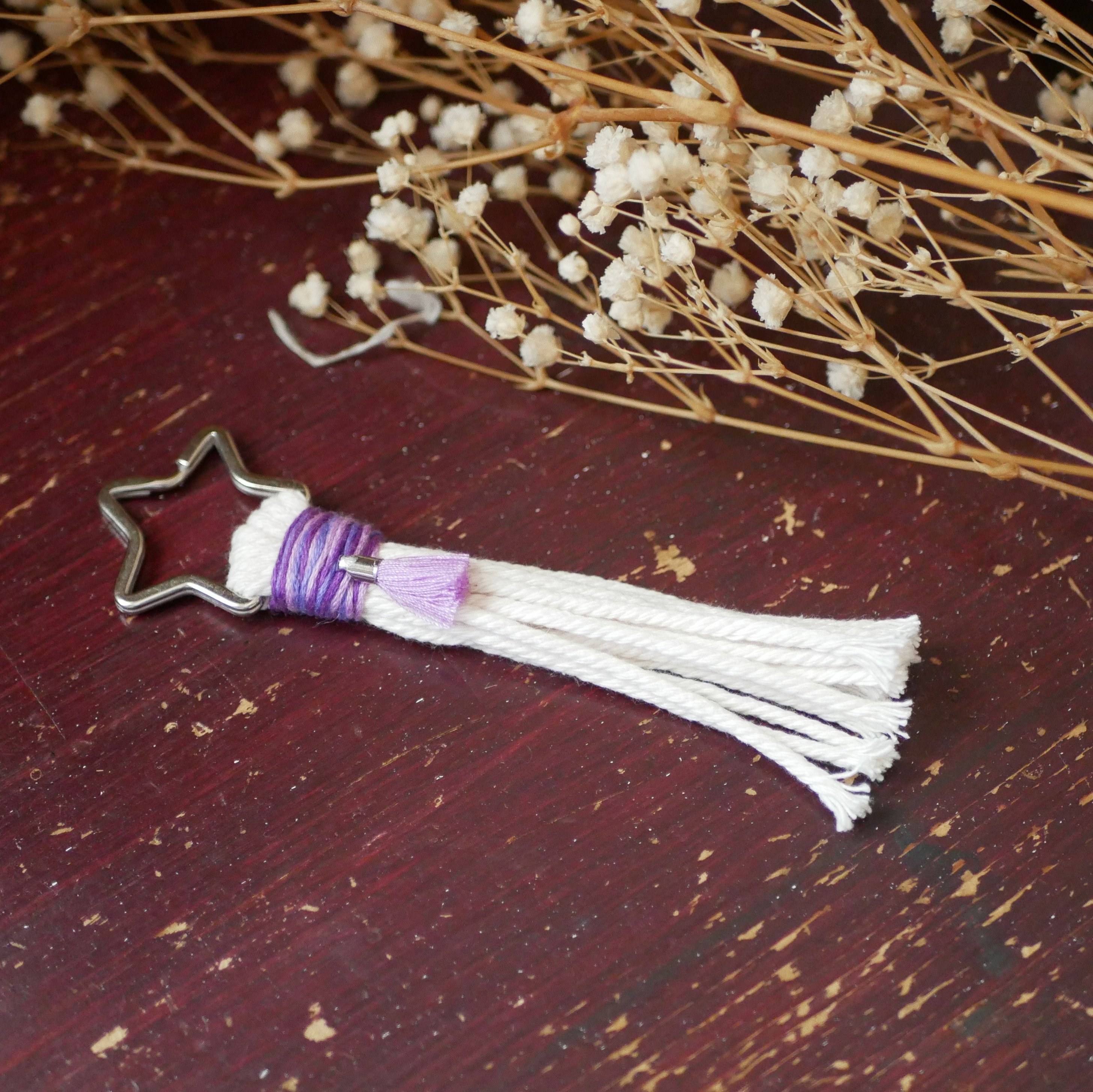 Porte cl&eacute; macram&eacute; &eacute;toile et pompon violet