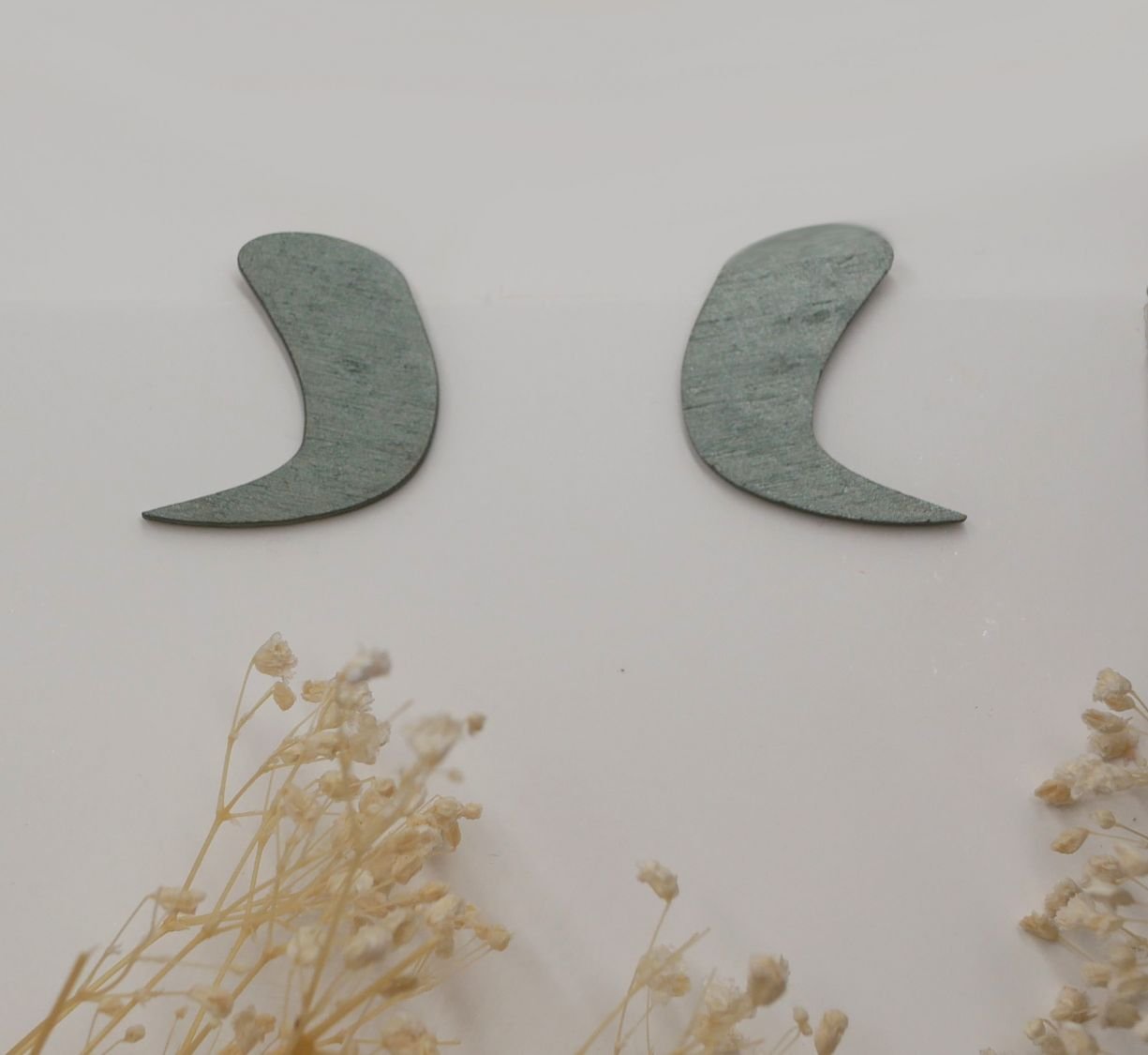 Grijs metallic hout grafische oorbellen