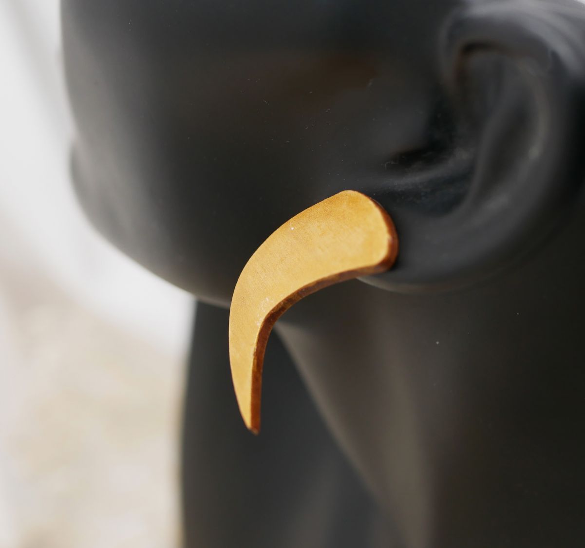 Grafische oorbellen in verguld hout