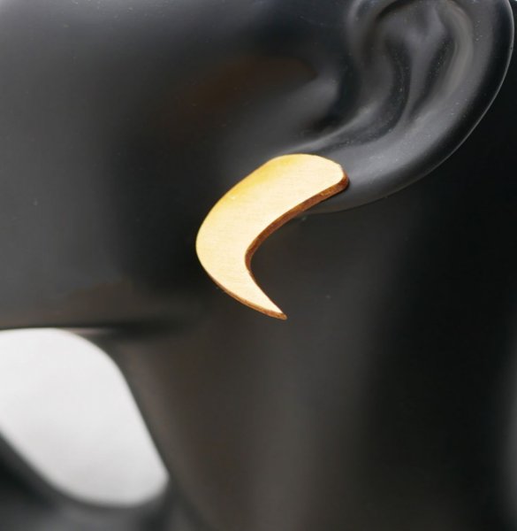 Grafische oorbellen in verguld hout