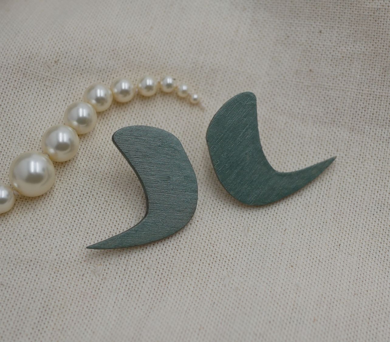 Grijs metallic hout grafische oorbellen