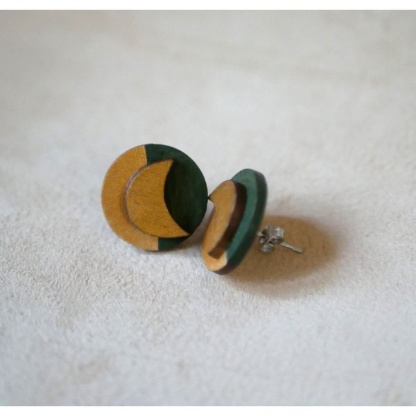 Ronde houten oorbellen met manen in donkergroen en goud