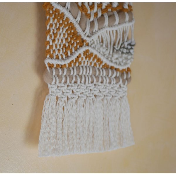 Suspension murale macram&eacute; et tissage laine &eacute;cru et ocre
