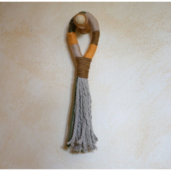 Suspension pompon macram&eacute; pour poign&eacute;e de porte