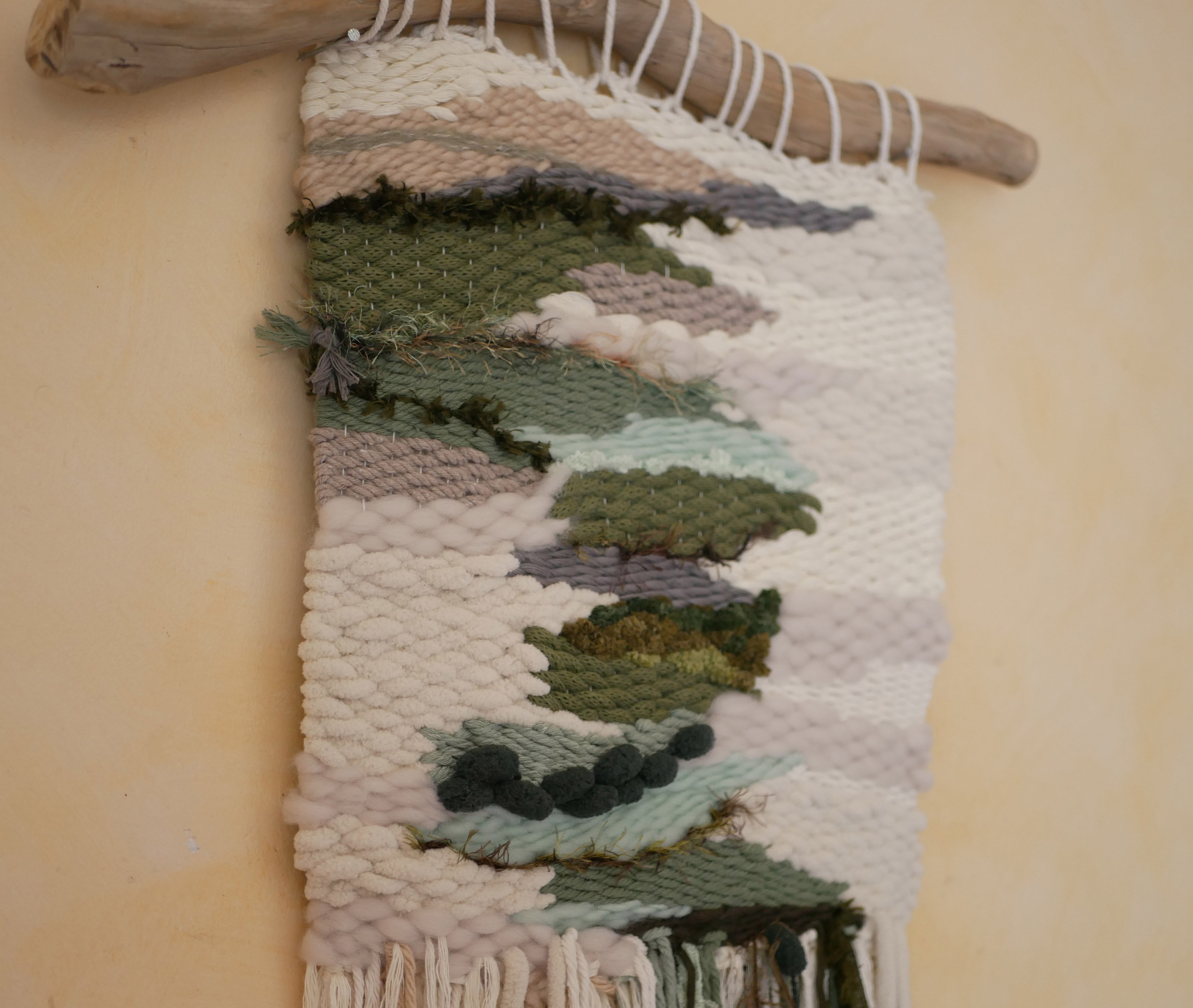 Suspension tissage mural "Les rivi&egrave;res v&eacute;g&eacute;tales" en laines et coton de couleurs vert d'eau et longues franges