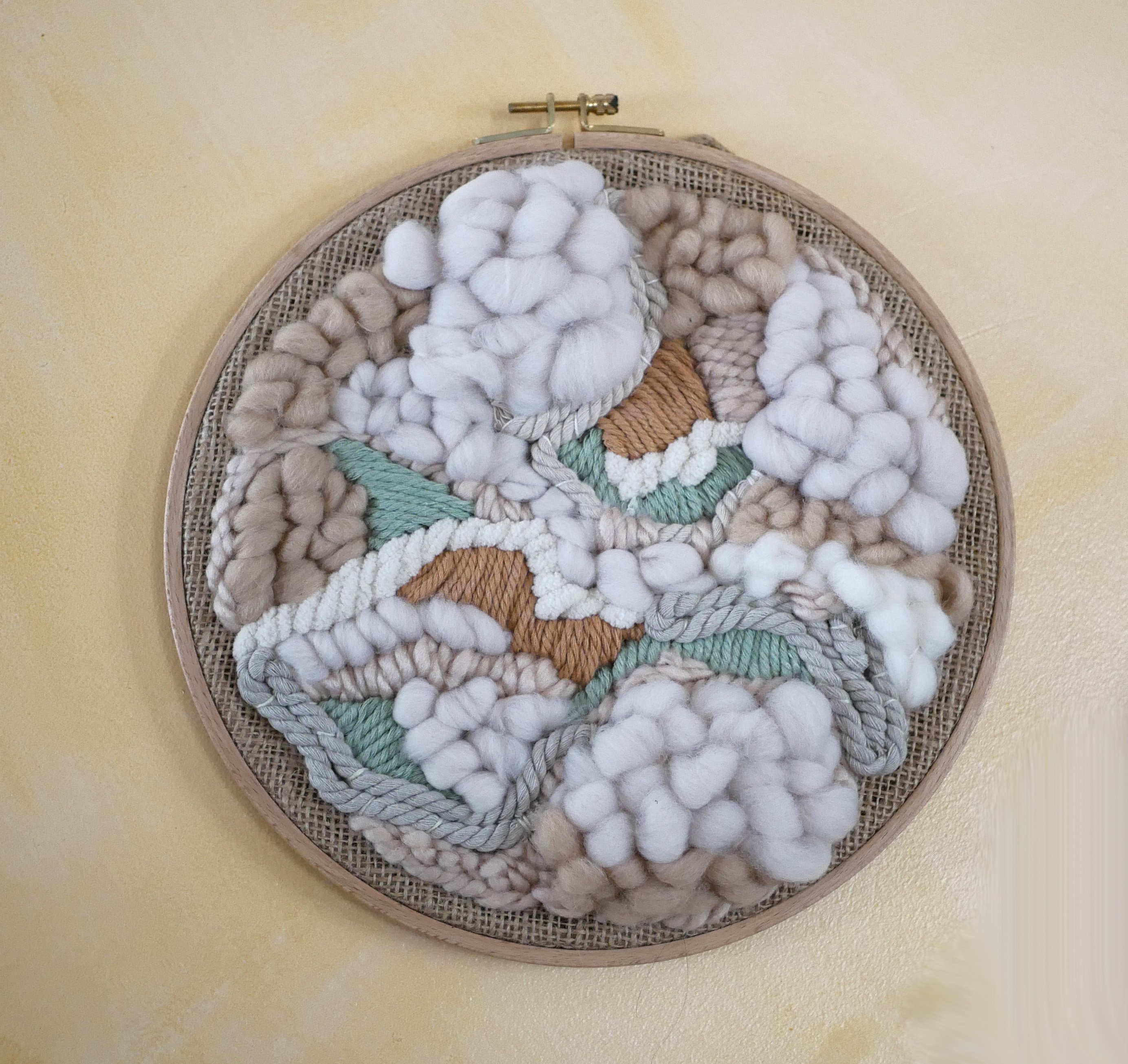 Tissage mural rond de laines et cordes &agrave; macram&eacute; tons blanc beige