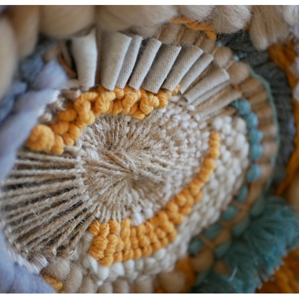 Tissage rond mural contemporain et boh&egrave;me aux pompons fantaisie